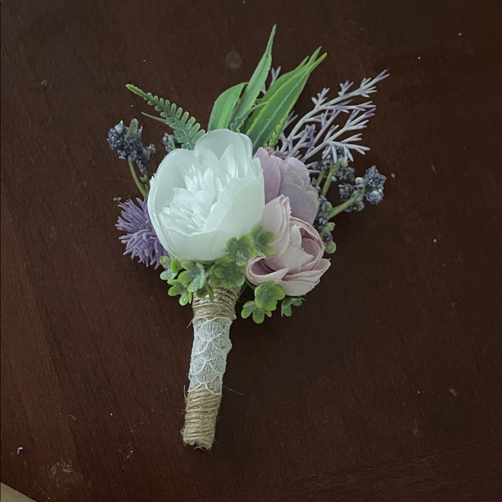 Set of 6! Elegant Floral Boutonniere with White and Purple Flowers